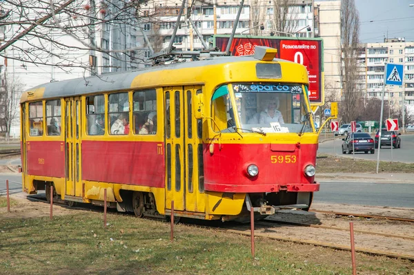 Tramway żółty i czerwony w Kijowie — Zdjęcie stockowe