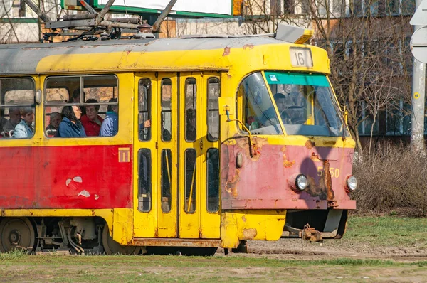 Gelbe und rote Straßenbahn in Kiev — Stockfoto