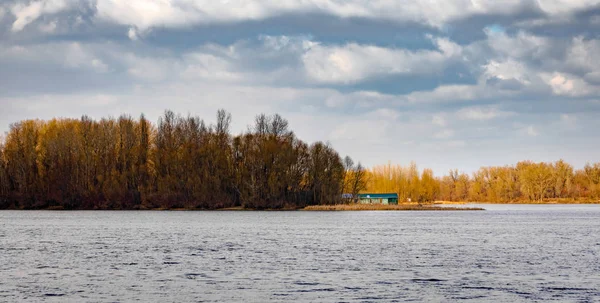 Widok na rzekę Dnieza w Kijowie, na Ukrainie, pod koniec zimy — Zdjęcie stockowe