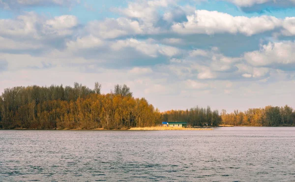 冬季结束时, 乌克兰基辅第聂伯河的景色 — 图库照片