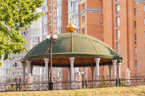 Gazebo dicht bij de hoge gebouwen — Stockfoto