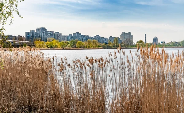 View of buildings close to the Yordanske lake in the Obolon dist — Stock Photo, Image