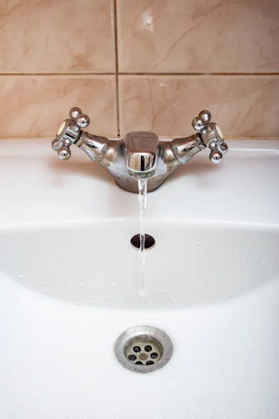 Tap with Water Flowing Slowly — Stock Photo, Image