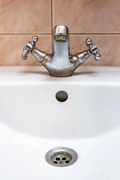 Vertikální obraz uzavřeného kohoutku v koupelně — Stock fotografie