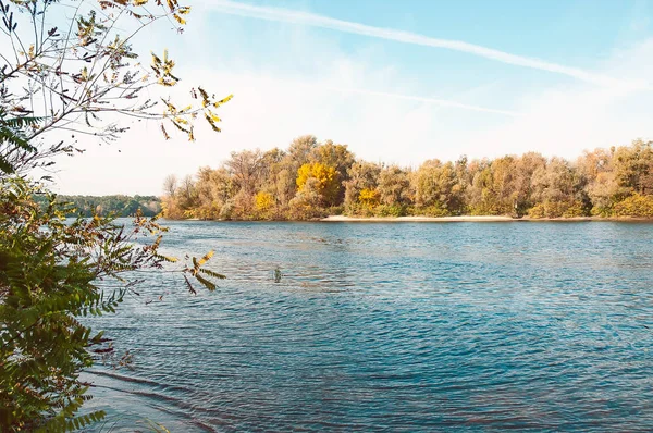 Bomen dicht bij de rivier in de herfst — Stockfoto