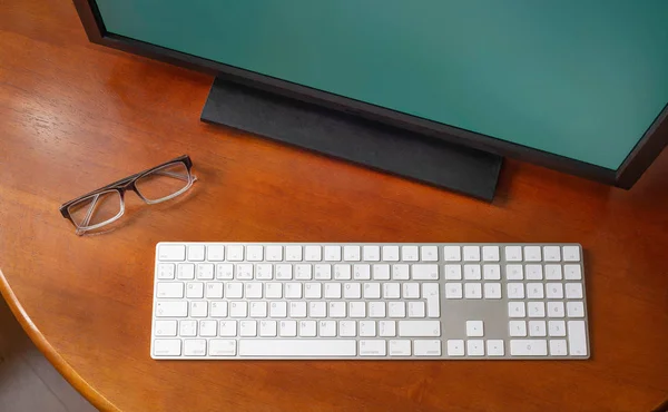 Ordinateur et Lunettes de vue sur le Bureau — Photo