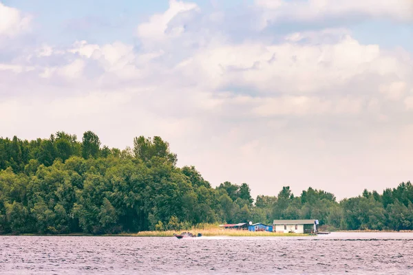 Un hors-bord sur la rivière Dniepr à Kiev, en Ukraine, au débutant — Photo