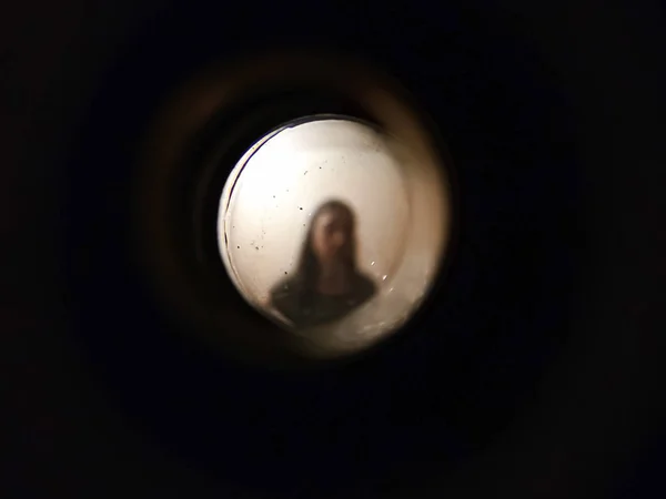 Mujer vista a través de la mirilla —  Fotos de Stock