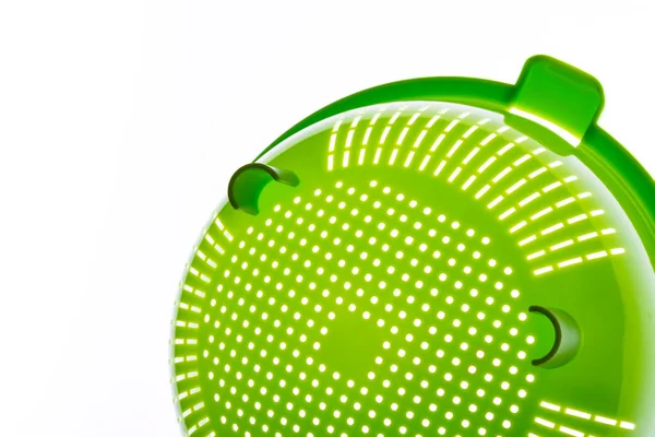 Крупним планом зелений пластиковий друшляк — стокове фото