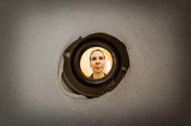 Gözetleme deliğinden görülen kadın
