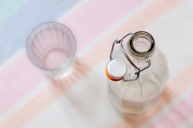 Bir tel kefalet toka seramik stoper ile cam şişe