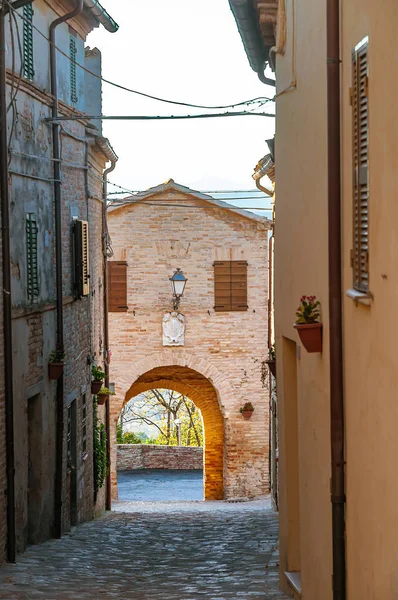 De antieke poort van montefabbri — Stockfoto