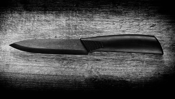 Черный кухонный нож на доске — стоковое фото