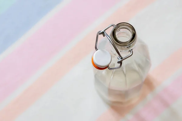 Glasflasche mit Draht-Bügelverschluss Keramikstopfen — Stockfoto