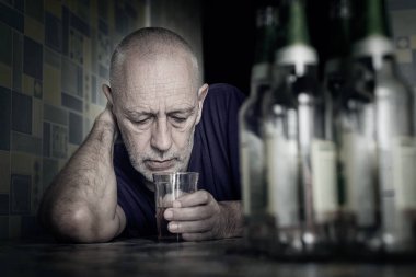 Umutsuz adam depresyona giriyor ve alkolik oluyor