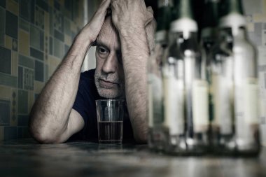 Umutsuz adam depresyona giriyor ve alkolik oluyor