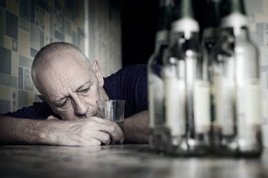 Umutsuz adam depresyona giriyor ve alkolik oluyor