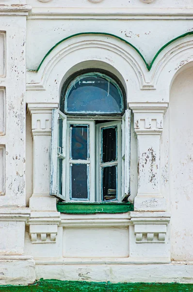 Un détail de fenêtre du monastère de Lavra à Kiev — Photo