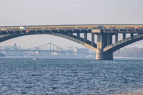 Pont de métro sur le fleuve Dniepr à Kiev — Photo