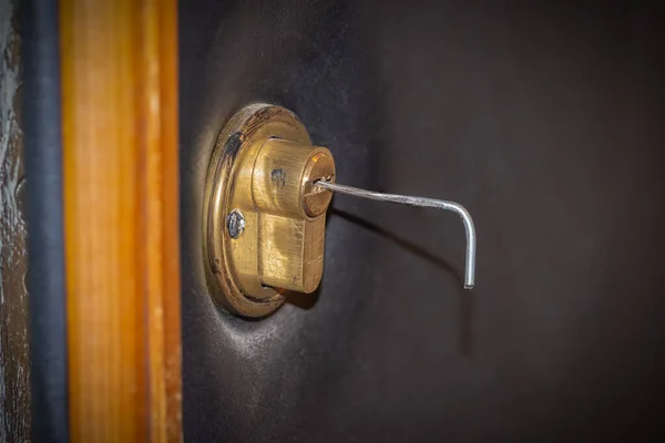 Recogida Cerradura Una Llave Tensión Inserta Cerradura Una Puerta Seguridad —  Fotos de Stock