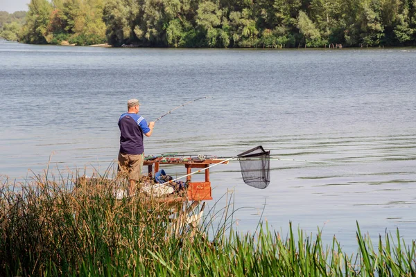 Kiev Ucrânia Setembro 2020 Pescador Rio Dnieper Kiev Ucrânia Durante — Fotografia de Stock