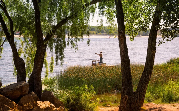 Kiev / Ukrayna - 30 Ağustos 2020 - Ukrayna 'nın Kiev kentindeki Dinyeper Nehri' ndeki balıkçı