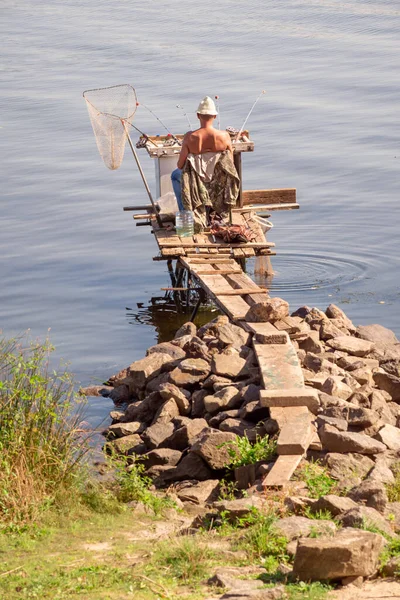Kiev Ucrania Septiembre 2020 Pescador Río Dniéper Kiev Ucrania Durante — Foto de Stock