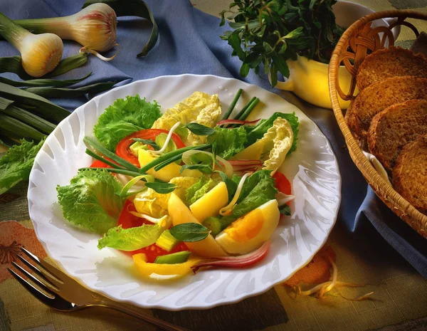 Salada Fresca Prato Branco Tomates Ovos Picados Cozidos Batatas Cozidas — Fotografia de Stock