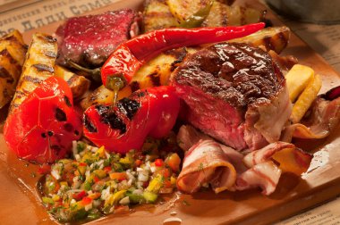 Meksika yemeği domuz eti, ızgara patates, biber, domuz pastırma, kızarmış domates ile