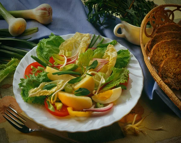 Salada Fresca Uma Chapa Branca Tomates Ovo Frango Fervido Batatas — Fotografia de Stock