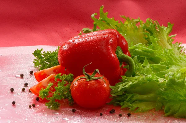 Legumes Tomate Pimenta Vermelha Pimenta Salada Verde Com Gotas Água — Fotografia de Stock