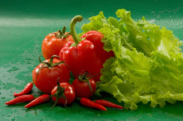 トマト 赤ラーの静物ピーマン ピーマン レタスの緑の背景 — ストック写真