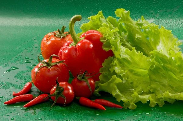 Natura Morta Verdure Pomodori Peperoncini Rossi Piccanti Peperoni Lattuga Uno — Foto Stock