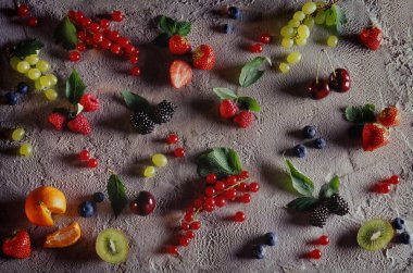 meyve ve çilek dondurma arka plan, ışık üzüm, yaban mersini, böğürtlen, kuş üzümü, mandalina, bir parça, kivi, kiraz, ahududu, çilek, yaprakları ile üzerinde