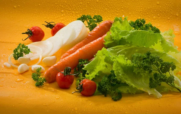 野菜のニンジン トマト タマネギ ニンニク レタス 黄色の背景にパセリのみじん切り — ストック写真