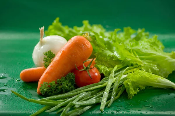 Овощи Морковь Помидоры Лук Салат Зеленый Лук Петрушка Зеленом Размытом — стоковое фото