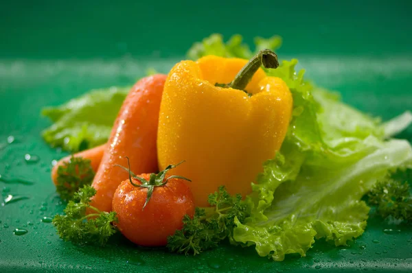 Vegetables Washed Carrots Tomatoes Yellow Bell Pepper Lettuce Leaves Parsley — Stock Photo, Image