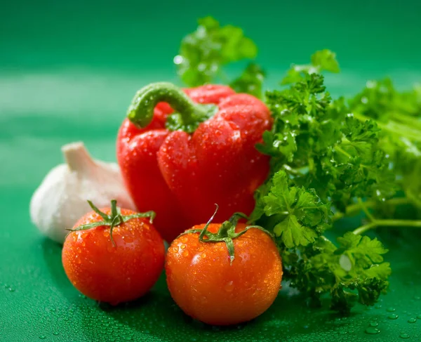 Verdure Pomodori Pepe Rosso Paprica Aglio Lattuga Uno Sfondo Verde — Foto Stock