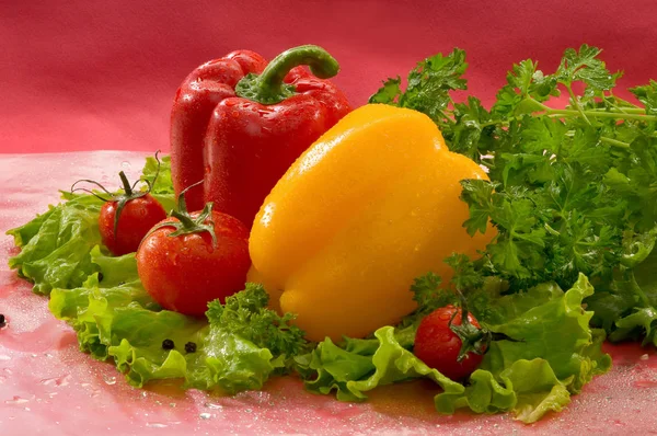 Zöldség Paradicsom Piros Sárga Paprika Fejes Saláta Petrezselyem Piros Háttéren — Stock Fotó