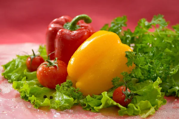 Legumes Tomates Páprica Vermelha Amarela Alface Salsa Ervilhas Pimenta Preta — Fotografia de Stock