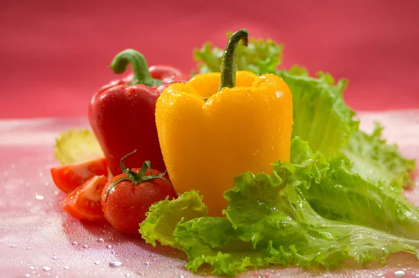 Legumes Tomates Páprica Vermelha Amarela Alface Sobre Fundo Vermelho — Fotografia de Stock