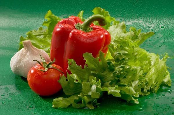 トマト 赤ピーマン パプリカ 緑の背景にニンニク — ストック写真