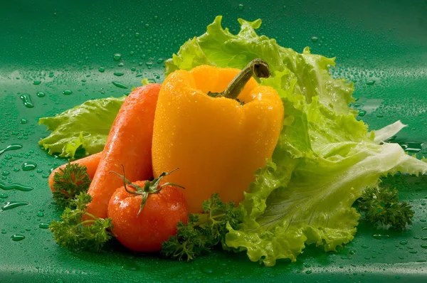 Verdure Carote Lavate Pomodori Peperone Giallo Foglie Lattuga Prezzemolo Sfondo — Foto Stock