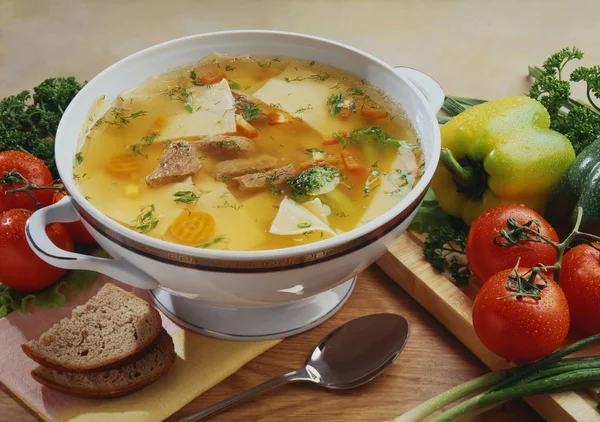 Sopa Con Carne Vaca Pasta Zanahoria Brócoli Plato Blanco Profundo —  Fotos de Stock