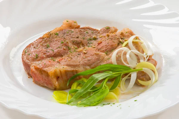 Steak Porc Sur Assiette Blanche Avec Poireau Estragon Épices — Photo