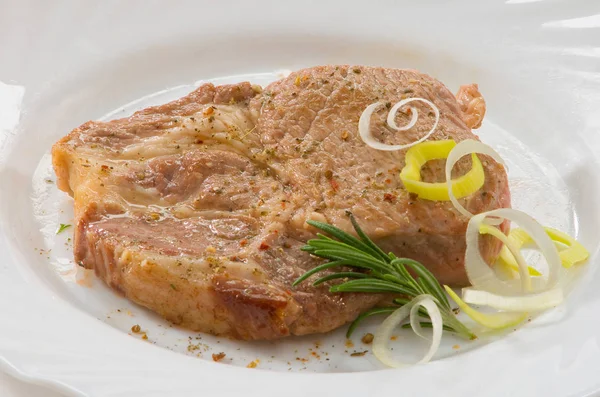 Steak Porc Sur Assiette Blanche Avec Poireau Romarin Épices — Photo