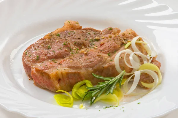 Steak Porc Sur Assiette Blanche Avec Poireau Romarin Épices — Photo