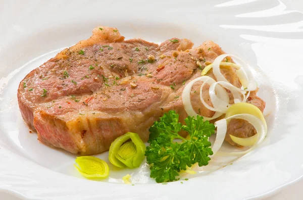 Filete Cerdo Plato Blanco Con Puerro Perejil Rizado Especias — Foto de Stock