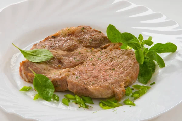 Steak Porc Sur Assiette Blanche Avec Oignons Verts Thym Épices — Photo