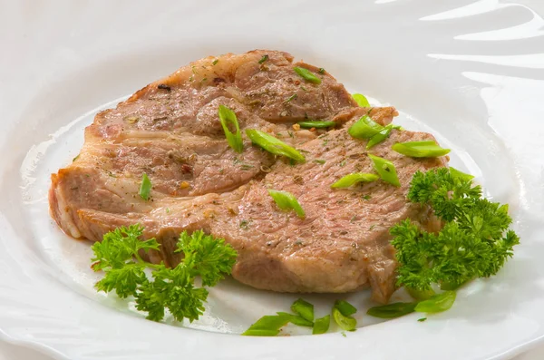 Steak Porc Sur Assiette Blanche Avec Poireau Persil Frisé Oignons — Photo
